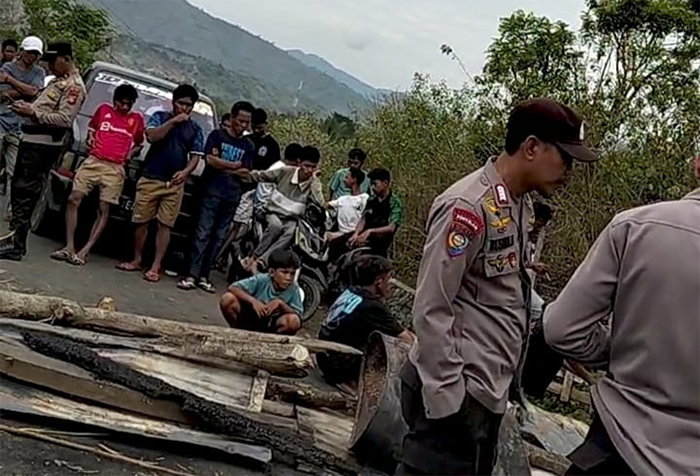Suasana saat ruas Jalan Lintas Desa Nanga Wera Kecamatan Wera Kabupaten Bima, Nusa Tenggara Barat, ditutup oleh massa, Kamis (19/6/2025). Mereka menuntut aparat segera menangkap terduga pembakar rumah dan sepeda motor warga setempat.