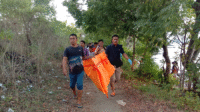Aparat Kepolisian mengevakuasi jenazah bayi yang ditemukan warga dalam kondisi telungkup di Pantai Lingkungan Songgela Kelurahan Ule Kota Bima, Rabu (18/6/2025) sore.