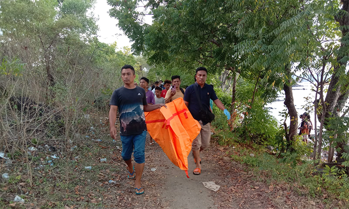 Aparat Kepolisian mengevakuasi jenazah bayi yang ditemukan warga dalam kondisi telungkup di Pantai Lingkungan Songgela Kelurahan Ule Kota Bima, Rabu (18/6/2025) sore.