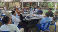 Panitia Konferensi Provinsi ke-7 masa bakti 2025–2030 PWI NTB saat menggelar rapat pemantapan di Lesehan Jalik Rumbuk, Babakan, Kota Mataram, Rabu (4/6/2025).