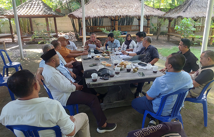 Panitia Konferensi Provinsi ke-7 masa bakti 2025–2030 PWI NTB saat menggelar rapat pemantapan di Lesehan Jalik Rumbuk, Babakan, Kota Mataram, Rabu (4/6/2025).