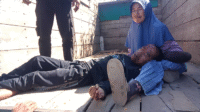 Pejalan kaki yang juga penderita epilepsi dan ODGJ dibawa kerabatnya ke PKM Bolo usai tertabrak sepeda motor di depan masjid di Desa Tambe Kecamatan Bolo Kabupaten Bima, Selasa (17/6/2025) pagi.