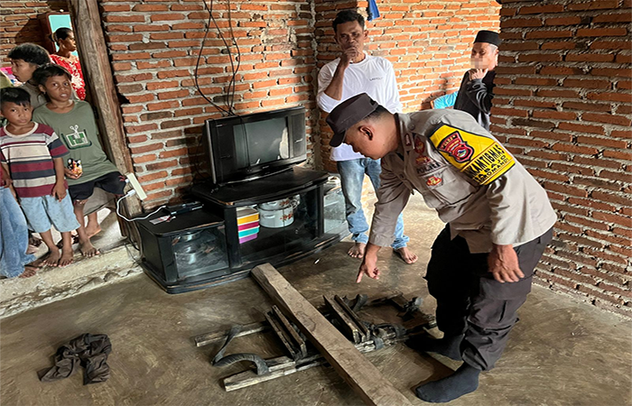 Anggota Kepolisian Sektor Soromandi mendatangi dan mengecek lokasi kejadian bocah yang terperosok ke dalam sumur di tengah rumahnya, Rabu (25/6/2025).