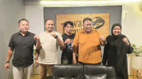 Direktur Mi6 NTB, Bambang Mei Fanarwanto bersama skuad panitia Diskusi Publik Pojok NTB, Walhi NTB dan Mi6.