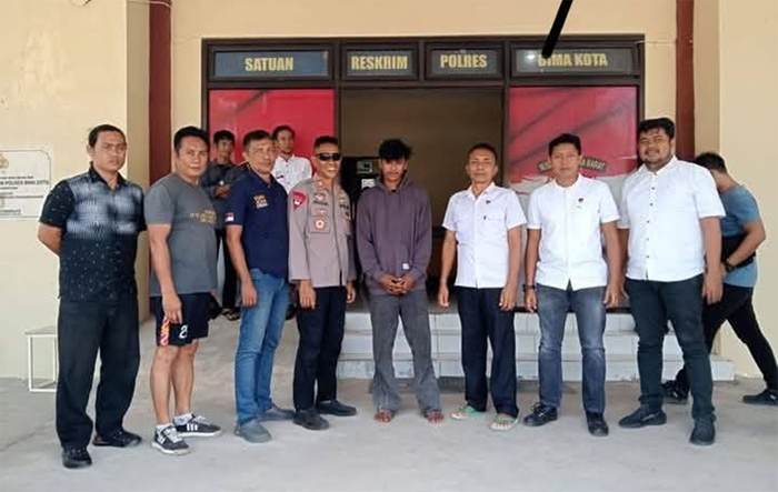 Terduga pelaku pembunuh mahasiswa di salah satu kos-kosan di Kota Bima yang berhasil ditangkap polisi pada Rabu (18/6/2025).