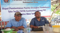 Firmansyah dan Pembina PWI Kabupaten Bima, Junaidin saat memimpin rapat pembentukan panitia Konferensi Cabang (Konfercab) PWI Kabupaten Bima tahun 2025 di Lesehan Jakarta Desa Panda Kecamatan Palibelo pada Sabtu, 14 Juni 2025.