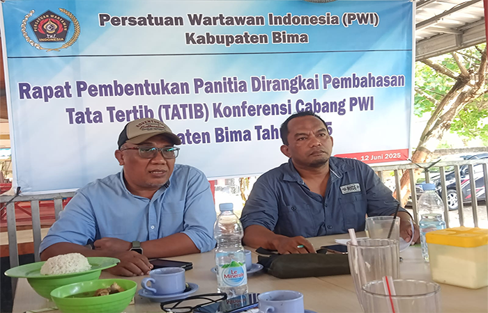Firmansyah dan Pembina PWI Kabupaten Bima, Junaidin saat memimpin rapat pembentukan panitia Konferensi Cabang (Konfercab) PWI Kabupaten Bima tahun 2025 di Lesehan Jakarta Desa Panda Kecamatan Palibelo pada Sabtu, 14 Juni 2025.