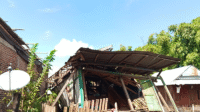 Rumah panggung milik warga Dusun Kamunti Desa Mpili Kecamatan Donggo Kabupaten Bima, Nusa Tenggara Barat, ambruk saat hujan lebat disertai petir, Sabtu (14/6/2025) sore.