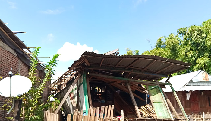 Rumah panggung milik warga Dusun Kamunti Desa Mpili Kecamatan Donggo Kabupaten Bima, Nusa Tenggara Barat, ambruk saat hujan lebat disertai petir, Sabtu (14/6/2025) sore.