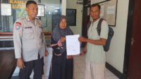 Kerabat Ahmad Haya, korban tabrakan (Lakalantas) di depan masjid di Desa Tambe Kecamatan Bolo Kabupaten Bima dan pengendara sepeda motor asal Kelurahan Sarae Kota Bima, Johan, menandatangani kesepakatan damai.