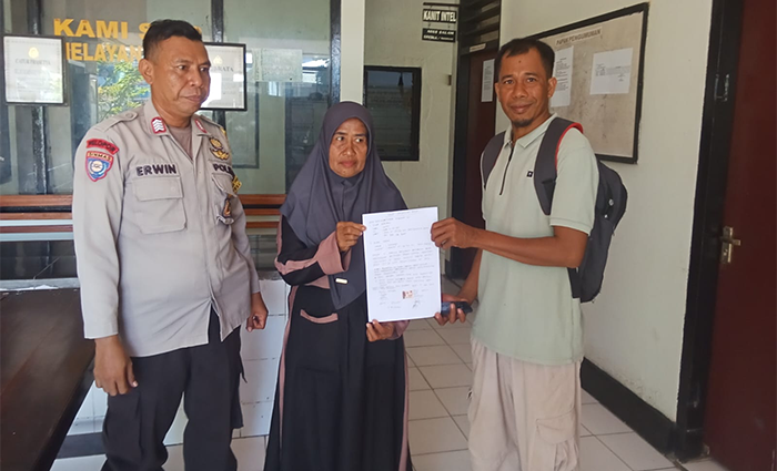 Kerabat Ahmad Haya, korban tabrakan (Lakalantas) di depan masjid di Desa Tambe Kecamatan Bolo Kabupaten Bima dan pengendara sepeda motor asal Kelurahan Sarae Kota Bima, Johan, menandatangani kesepakatan damai.