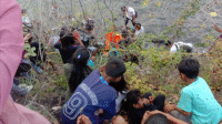 Warga menyaksikan proses evakuasi jenazah bayi yang ditemukan warga di Pantai Doro Londe Lingkungan Songgela Kelurahan Ule Kecamatan Asakota Kota Bima, Nusa Tenggara Barat, sekira pukul 16.00 Wita, Rabu (18/6/2026).