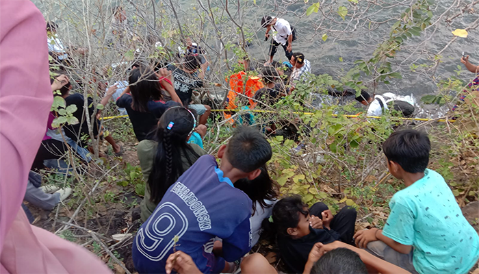 Warga menyaksikan proses evakuasi jenazah bayi yang ditemukan warga di Pantai Doro Londe Lingkungan Songgela Kelurahan Ule Kecamatan Asakota Kota Bima, Nusa Tenggara Barat, sekira pukul 16.00 Wita, Rabu (18/6/2026).
