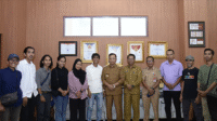 Wali Kota Bima, H A Rahman H Abidin foto bersama pengurus Federasi Panjat Tebing Indonesia (FPTI) Kota Bima, sejumlah atlet, serta pelatih panjat tebing, Senin (16/5/2025).