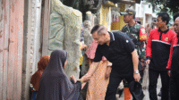 Wali Kota Bima, H Arahman H Abidin menyapa dan bersalaman dengan warga saat membaur dan ikut bergotong royong di tengah masyarakat di Kelurahan Nae Kota Bima, Kamis (31/7/2025). Wali Kota Bima menginginkan agar semangat gotong royong mendorong kesadaran kolektif masyarakat pentingnya lingkungan yang tertata, sehat, dan berkelanjutan.