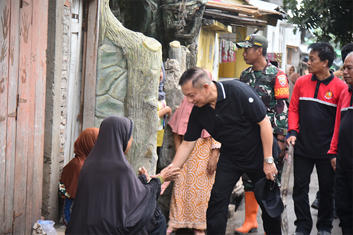Wali Kota Bima, H Arahman H Abidin menyapa dan bersalaman dengan warga saat membaur dan ikut bergotong royong di tengah masyarakat di Kelurahan Nae Kota Bima, Kamis (31/7/2025). Wali Kota Bima menginginkan agar semangat gotong royong mendorong kesadaran kolektif masyarakat pentingnya lingkungan yang tertata, sehat, dan berkelanjutan.