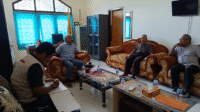 Ketua Bawaslu Kabupaten Bima, Junadin M.H dan anggota saat bertemu dengan Rektor UNBO Bima, Dr Rifai membahas pengawasan partisipatif di luar tahapan, Kamis (3/7/2025).