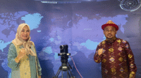 Ketua STKIP Taman Siswa Bima, H Ibnu Khaldun Sudirman (kanan) saat menghadiri wawancara ekslusif bertajuk Menceteak Intelektual dari Kampus bersama TVRI NTB di Mataram belum lama ini. Foto Ist.