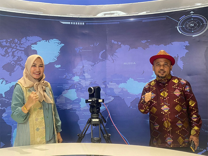 Ketua STKIP Taman Siswa Bima, H Ibnu Khaldun Sudirman (kanan) saat menghadiri wawancara ekslusif bertajuk Menceteak Intelektual dari Kampus bersama TVRI NTB di Mataram belum lama ini. Foto Ist.