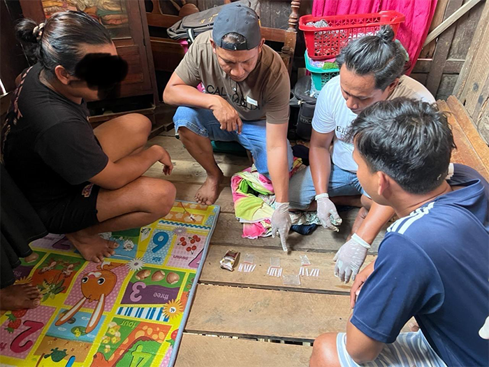 Tim Opsnal Satuan Reserse Narkoba Polres Dompu saat menggerebek lokasi yang kerap dijadikan transaksi sabu-sabu, Senin (14/7/2025) sore.