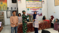 Kepala SPPG Madapangga, Bagus Naeni Santoso menyalurkan MBG kepada 3B yang terdiri dari bayi lima tahun (Balita), ibu hamil dan ibu menyusui di wilayah Kecamatan Madapangga Kabupaten Bima.