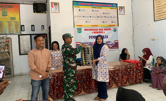 Kepala SPPG Madapangga, Bagus Naeni Santoso menyalurkan MBG kepada 3B yang terdiri dari bayi lima tahun (Balita), ibu hamil dan ibu menyusui di wilayah Kecamatan Madapangga Kabupaten Bima.