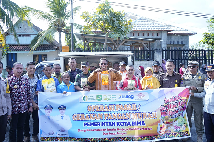 Tim Pengendalian Inflasi Daerah (TPID) Kota Bima saat menggelar operasi pasar gerakan pangan murah dalam rangka pengendalian inflasi daerah dan stabilisasi harga pangan, di kantor Kelurahan Melayu Kota Bima, Kamis (31/7/2025).