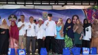 Wali Kota Bima, H Arahman H Abidin saat menyaksikan sosialiasi tahap ke-4 program Dinas Sosial terkait Program Keluarga Harapan (PKH) di Kelurahan Dara Kota Bimam Rabu (30/7/2025).