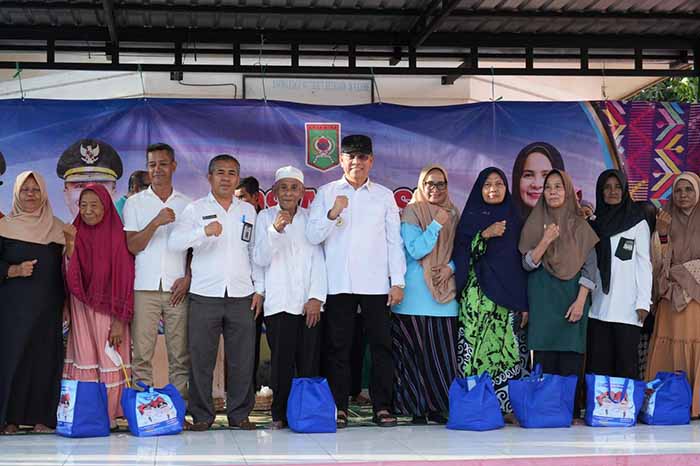 Wali Kota Bima, H Arahman H Abidin saat menyaksikan sosialiasi tahap ke-4 program Dinas Sosial terkait Program Keluarga Harapan (PKH) di Kelurahan Dara Kota Bimam Rabu (30/7/2025).