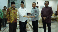 Wali Kota Bima, H Arahman H Abidin bertukar cendra mata dan plakat dengan pimpinan Baznas RI, sebagai simbol komitmen bersama dalam mendukung program zakat berkelanjutan di Kota Bima.