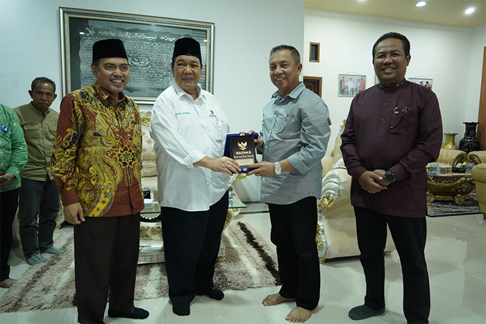 Wali Kota Bima, H Arahman H Abidin bertukar cendra mata dan plakat dengan pimpinan Baznas RI, sebagai simbol komitmen bersama dalam mendukung program zakat berkelanjutan di Kota Bima.