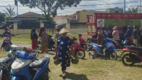 Warga Desa Talabiu Kecamatan Woha Kabupaten Bima menukar paksa LPG 3 kg dari truk saat aksi pengadangan di Desa Talabiu Kecamatan Woha. Truk berisi ratusan tabung LPG tujuan Kabupaten Dompu disandra warga di kantor Desa Talabiu, Senin (14/7/2025).