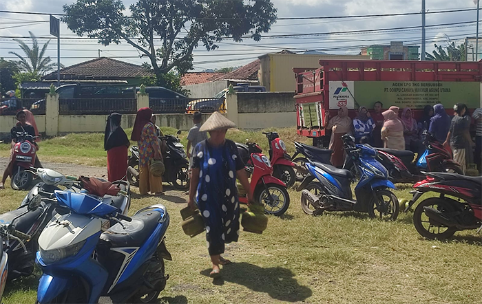 Warga Desa Talabiu Kecamatan Woha Kabupaten Bima menukar paksa LPG 3 kg dari truk saat aksi pengadangan di Desa Talabiu Kecamatan Woha. Truk berisi ratusan tabung LPG tujuan Kabupaten Dompu disandra warga di kantor Desa Talabiu, Senin (14/7/2025).