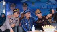 Bupati Bima, Ady Mahyudi, Wakil Bupati Bima, H Irfan, dan Kapolres Bima, AKBP Eko Sutomo foto bersama di sela menyaksikan peserta pawai rimpu dalam rangka hari jadi ke-385 Bima tiba di tempat finis, Kamis (3/7/2025).