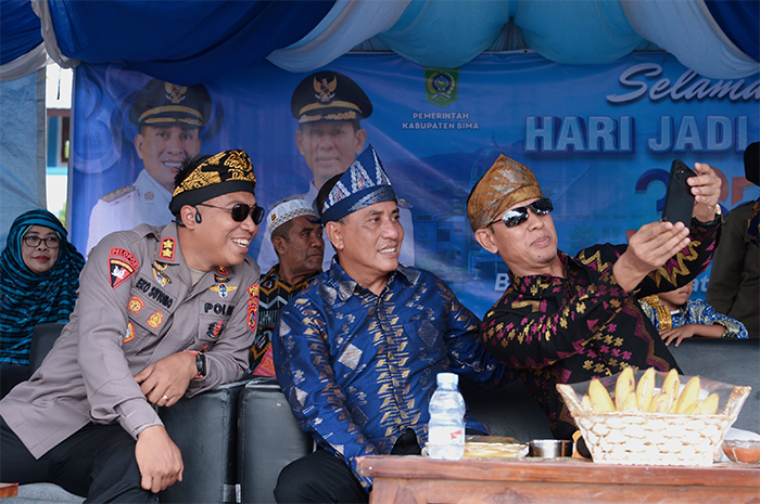 Bupati Bima, Ady Mahyudi, Wakil Bupati Bima, H Irfan, dan Kapolres Bima, AKBP Eko Sutomo foto bersama di sela menyaksikan peserta pawai rimpu dalam rangka hari jadi ke-385 Bima tiba di tempat finis, Kamis (3/7/2025).