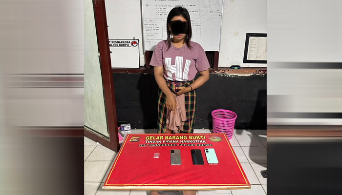 Mahasiswi terduga pengedar sabu-sabu yang ditangkap polisi di wilayah Kecamatan Hu’u Kabupaten Dompu, Nusa Tenggara Barat, Senin (21/7/2025) malam.