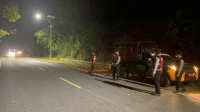 Personil Satuan Samapta Polres Bima melaksanakan patroli KRYD di jalan tanjakan Doro Belo Kecamatan Palibelo, tak jauh dari Mapolres setempat, merespon informasi pengakuan sejumlah warga terkait aksi begal di jalan setempat, Senin (1/7/2025) malam.