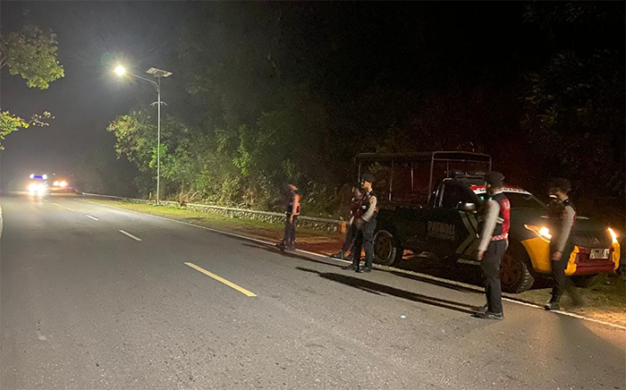 Personil Satuan Samapta Polres Bima melaksanakan patroli KRYD di jalan tanjakan Doro Belo Kecamatan Palibelo, tak jauh dari Mapolres setempat, merespon informasi pengakuan sejumlah warga terkait aksi begal di jalan setempat, Senin (1/7/2025) malam.