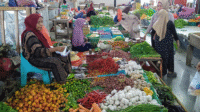 Aktivitas pedagang bahan pokok dan komoditi pertanian di pasar tradisional di Bima, Nusa Tenggara Barat. Foto US/ Berita11.com.