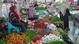 Aktivitas pedagang bahan pokok dan komoditi pertanian di pasar tradisional di Bima, Nusa Tenggara Barat. Foto US/ Berita11.com.