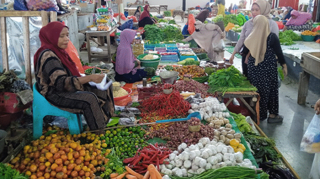 Aktivitas pedagang bahan pokok dan komoditi pertanian di pasar tradisional di Bima, Nusa Tenggara Barat. Foto US/ Berita11.com.
