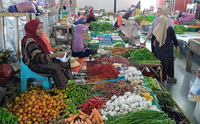 Aktivitas pedagang bahan pokok dan komoditi pertanian di pasar tradisional di Bima, Nusa Tenggara Barat. Foto US/ Berita11.com.