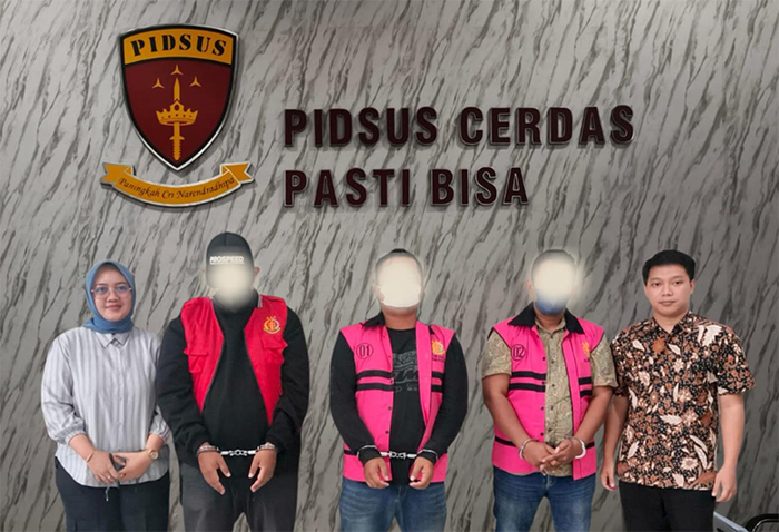 Tiga tersangka tambahan dalam kasus dugaan korupsi penyaluran dana Kredit Usaha Rakyat (KUR) pada BSI KC Bima Soetta 2 yang ditahan Kejari Bima.