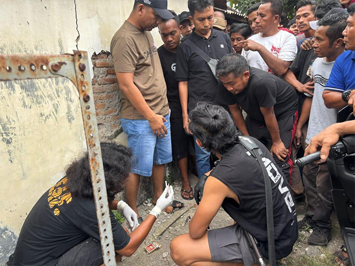 Tim Opsnal Satuan Reserse Narkoba Polres Dompu berhasil mengamankan sabu-sabu 2,76 gram saat menggerebek rumah Lingkungan Magenda, Kelurahan Potu, Kecamatan Dompu, Kabupaten Dompu.