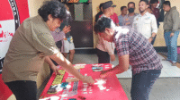 Puluhan poket sabu-sabu dan sejumlah barang bukti yang berhasil diamankan polisi dari kamar kos-kosan milik terduga pengedar sabu-sabu di Kota Bima, Kamis (28/8/2025) siang.