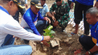 Bupati Bima Ady Mahyudi didampingi sejumlah pejabat menanam bibit pohon mangga saat melaksanakan program Selasa Menyapa di Kecamatan Woha, Rabu (27/8/2025).