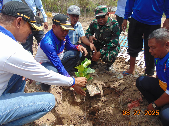 Bupati Bima Ady Mahyudi didampingi sejumlah pejabat menanam bibit pohon mangga saat melaksanakan program Selasa Menyapa di Kecamatan Woha, Rabu (27/8/2025).