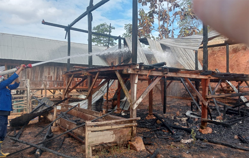 Personil Damkarmat mendinginkan sisa-sisa api di puing-puing rumah korban yang terbakar di Desa Woro Kecamatan Madapangga Kabupaten Bima, Selasa (19/6/2025) pagi.