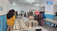 Aktivitas salah satu dapur umum SPPG di Kecamatan Sape Kabupaten Bima saat penyaluran perdana MBG di wilayah setempat, Kamis (21/8/2025).