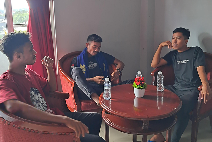 Penulis dan rekan-rekannya.